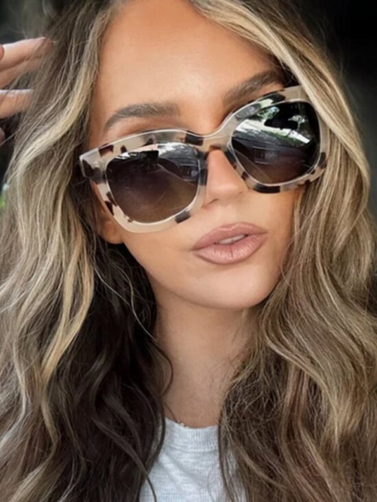 Diff Eyewear Bella II Cream Tortoise Frame Grey Gradient Lens Cat Eye Sunglasses main image 5
